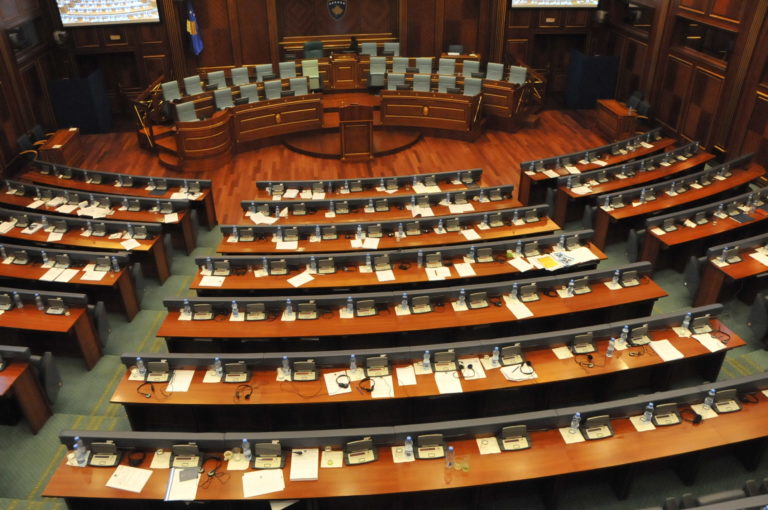 A duhet të japin dorëheqjen ministrat, që po regjistrohen si deputetë?
