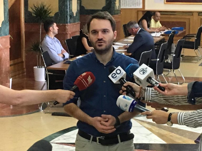 Frashër Krasniqi: Ende pa ardhur plotësisht në pushtet, VV i ndërroi 4 qëndrime