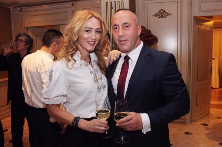 Më në formë se kurrë, Anita Haradinaj ç mend rrjetin me rrobabanjo (Foto)