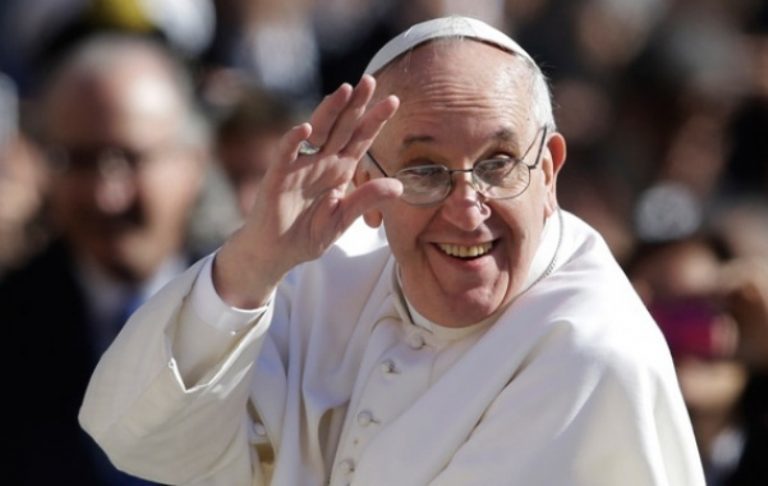 Vatikani deklarohet zyrtarisht rreth postimit të modelës që Papa i bëri “like”