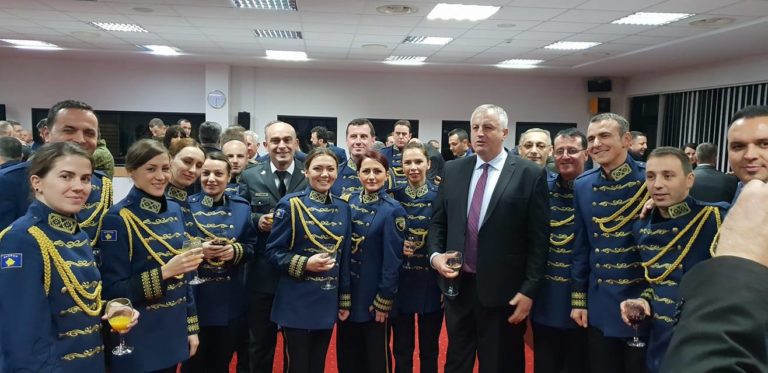 Mitrovica e Veriut stërmbushet me flamuj të Serbisë