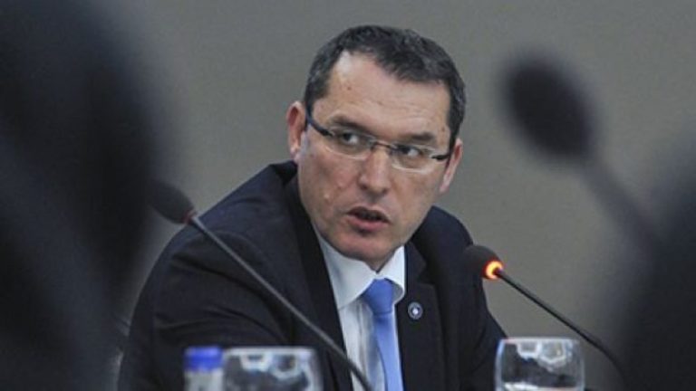 Ish këshilltari i Isa Mustafës: Atyre që shajnë dhe kërkojnë bashkëpunim, zoti u dhashtë bereqet n’tru