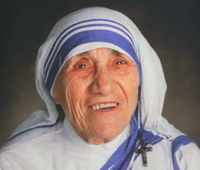 Del dosja “tepër sekret” për Nënë Terezën: Kuptonte shqip, shoqëruesja fshehu aparatin