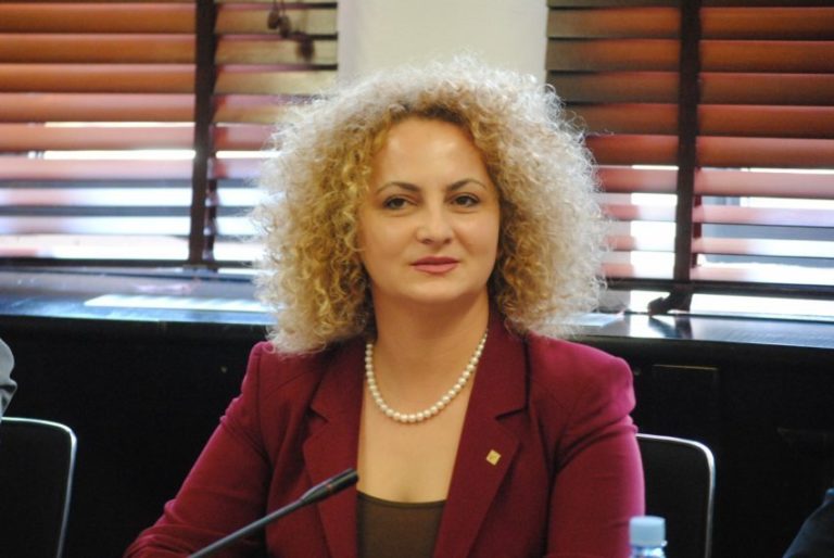Alarmon Donika Kadaj- Bujupi: Avdullah Hoti u dorëzua përballë Thaçit e Vuçiqit, Kosova do të dalë e gjymtuar nga dialogu