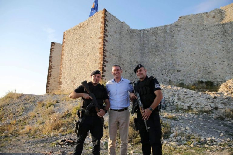 Pasi u shtuan trupat e policisë, Veseli del tek Kalaja e Novobërdës