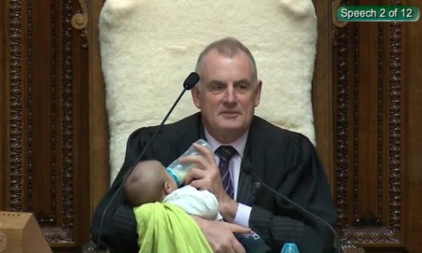 Kryetari i Parlamentit udhëheq seancën derisa përkund foshnjën në krah