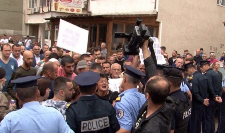 Të mërkurën protestë në Gjakovë, në mbrojtje të policëve që zunë hajnat – por u suspenduan nga drejtoria