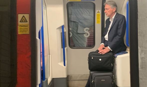 Një nga politikanët më të fuqishëm në botë jep leksionin, pas dorëheqjes largohet nga puna me tren