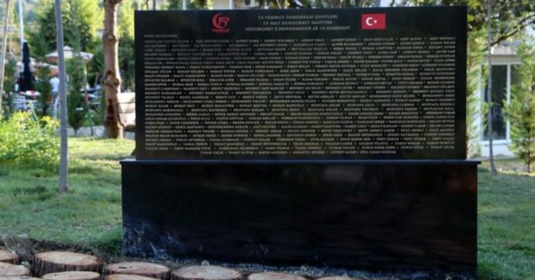 Shqiptari nga Amerika ofron 1000 dollarë kush prish memorialin turk në Tiranë