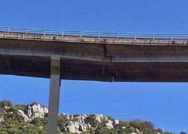 Ura që po rrezikon të shembet, gjendet në rrugën ku kalojnë shumë shqiptarë