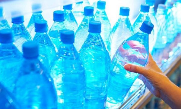 Mos harroni ta shikoni afatin e ujit në shishe plastike, mund të ketë pasoja fatale
