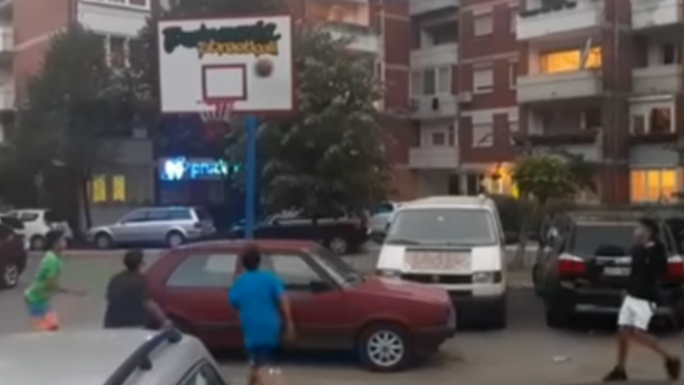 Prishtinasi e parkon ‘Golf 2’ aty ku nuk duhet: Shikoni çfarë bëjnë këta fëmijë