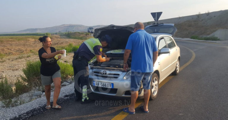 Gjesti human i policisë: Vetura e turistëve prishet në rrugë, patrulla shkon blen vajin dhe i ndihmon