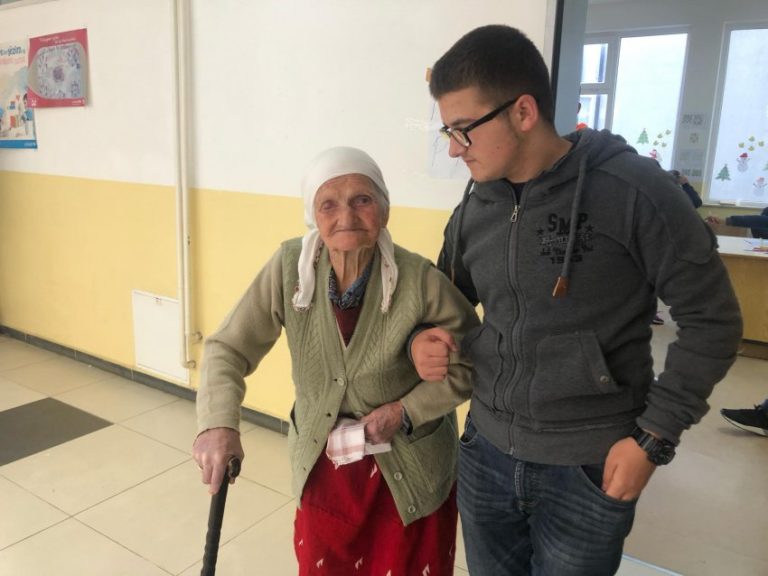 Një 99 vjeçare voton në Prekaz