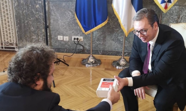 Gazetari Idro Seferi i dhuron fjalor të gjuhës shqipe Vuçiqit
