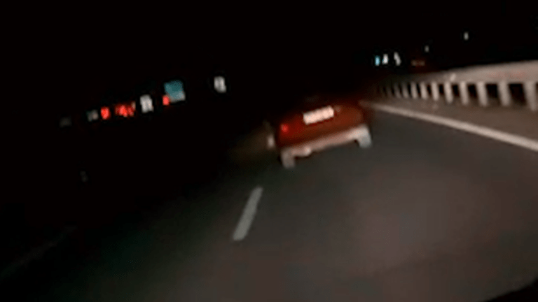 Pa asnjë dritë sinjalizuese shoferi del me veturë në autostradën ‘Ibrahim Rugova’