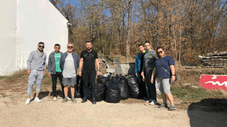 Gjest shembullor: Prindërit pastrojnë ambientin pranë fushës së skuadrës prishtinase