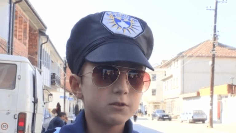 Njihuni me policin 9 vjeçar të Gjakovës, jep gjoba 50 centëshe
