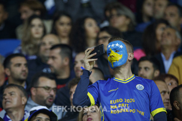 Fanella speciale e tifozit të kombëtares së Kosovës bën xhiron në rrjete sociale