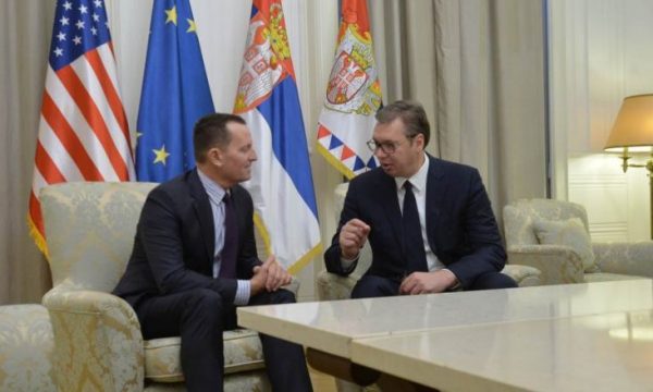 Mediat serbe: Grenell i solli Vuçiqit porosi shumë të rënda për Serbinë, nga presidenti Trump