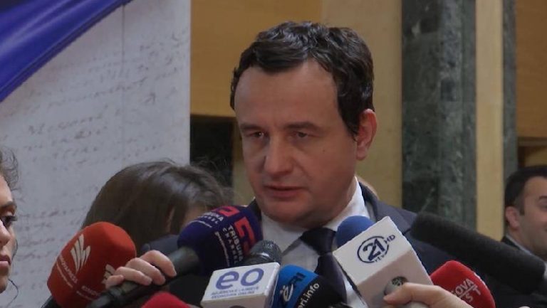 Kurti jep një paralajmërim për mjekët: Duhet të zgjidhni ndërmjet privatit dhe publikut