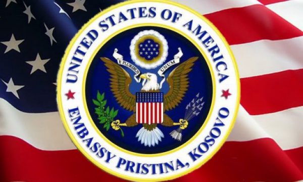 Apeli i Ambasadës së SHBA-së: Respektoni vendimin e Qeverisë “Kurti” dhe komunave