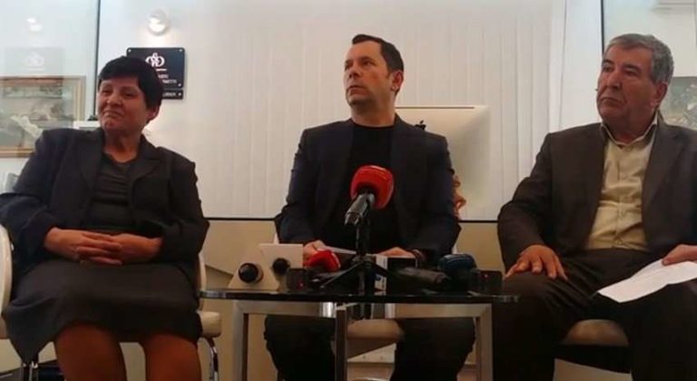 Pasi i refuzoi Prokuroria, prindërit e Astrit Deharit mbajnë konferencë për media