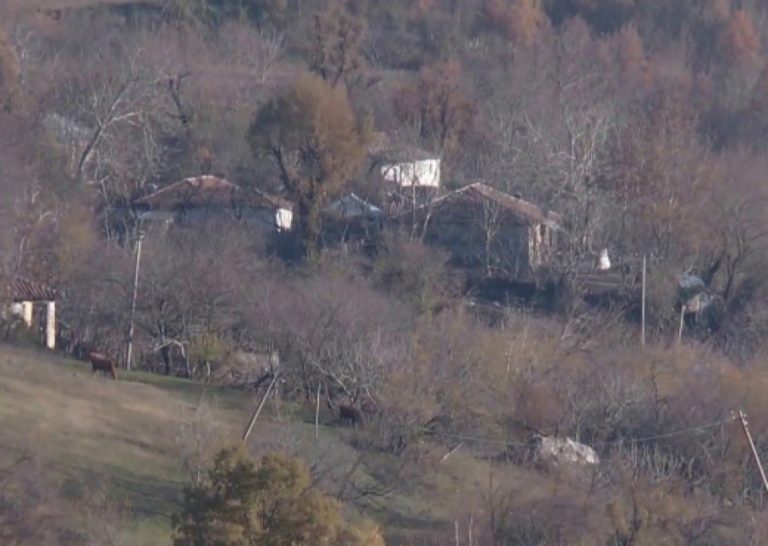 Bashkëfshatarët abuzojnë me 2 motrat me të meta mendore, lindin edhe fëmijë