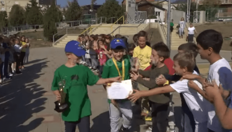 Nxënësit kosovarë triumfojnë në garën e aritmetikës mendore në Dubai (VIDEO)