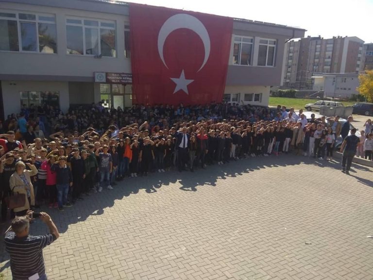 Përshëndetje ushtarake nëpër shkollat e Gostivarit për ofanzivën luftarake turke