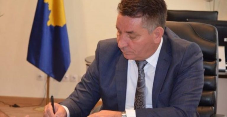 Ministria e Pal Lekajt i blen stafit rroba elegante e këpucë të lëkurës