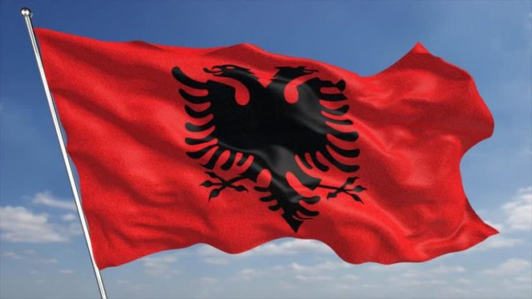 Valëviti flamurin shqiptar, dëbohet dhe gjobitet shqiptari në Malin e Zi