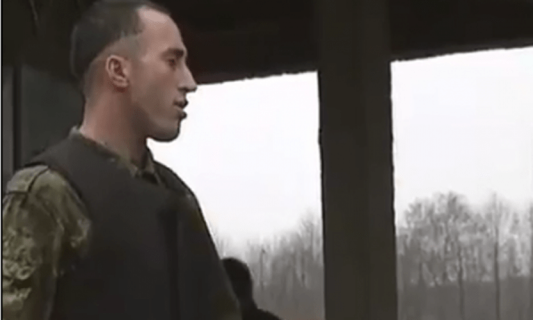 Publikohet një video e rrallë e Ramush Haradinajt në kohë lufte, vëmendje merr frizura e tij