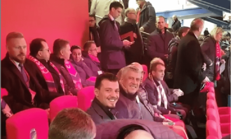 Thaçi bashkë me Endritin në stadium: Sot dhe përgjithmonë, jemi bashkë me ju!