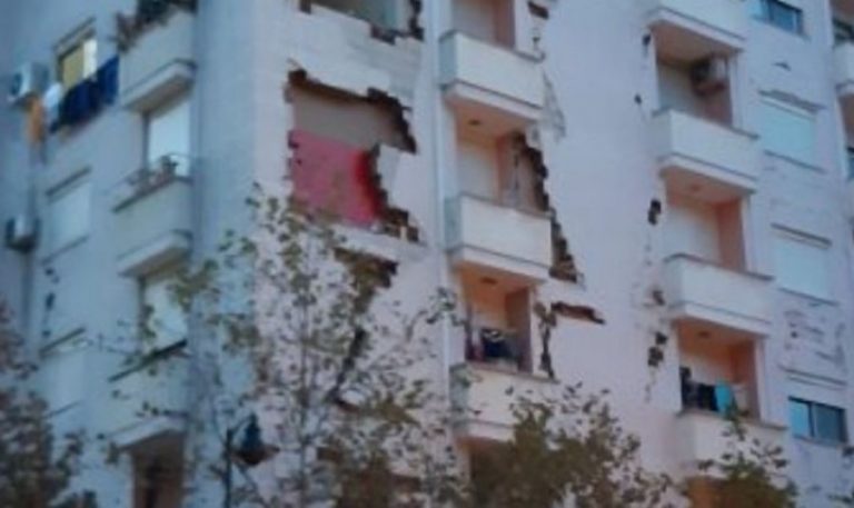Shihni si tundet ndërtesa në Durrës nga lëkundjet e tërmetit