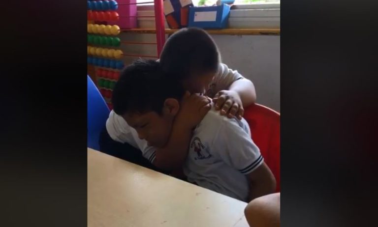 Video që është bërë virale, djaloshi me sindromin Down duke e mbështetur shokun e klasës me autizëm