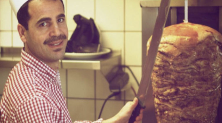 Jeton ne Gjermani dhe eshte pronar i nje restoranti, letra qe ai vendosi te dera e restorantit te tij ka lene te gjithe Gjermanet pa fjale