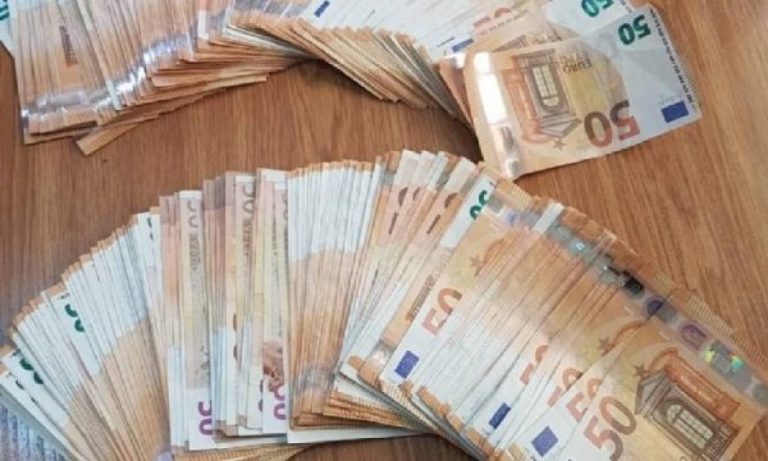 E pabesueshme: Gruaja 82 vjeçe gjen mijëra euro në rrugë, veprimi i saj habiti të gjithë