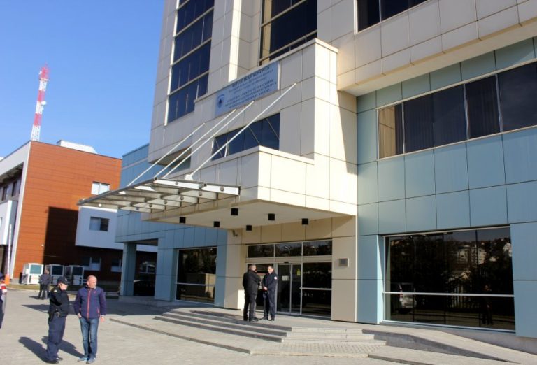E kërkuar nga VV dhe LDK, në Ministrinë e Brendshme shpërthejnë skandalet