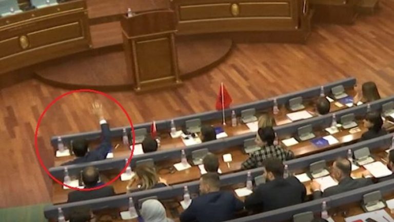 Çfarë loje? – Glauk Konjufca votoi kundër vetes së tij!