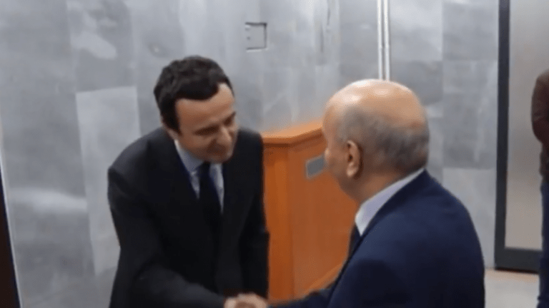 Nesër në mëngjes, Kurti e Mustafa merren vesh për takimin e radhës