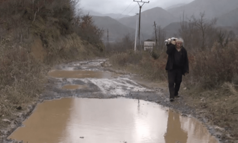 As makina nuk kalon! Fshati ku shqiptarët i mbajnë ushqimet në shpinë