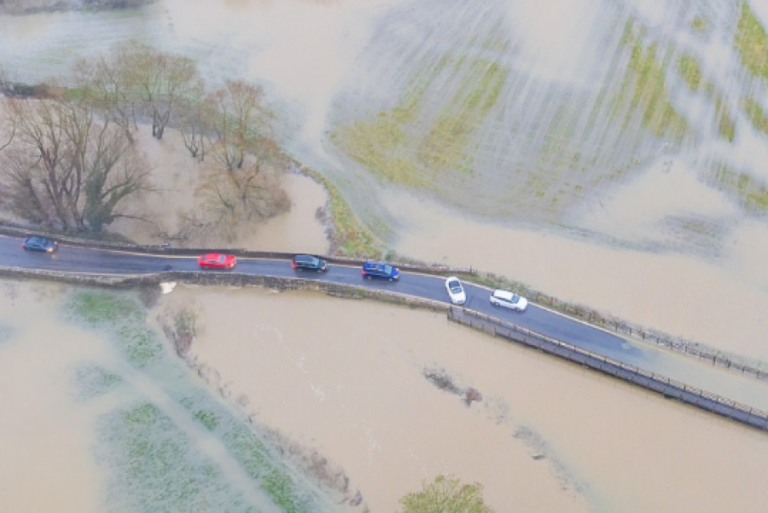 Çahet autostrada, Britania në kaos për shkak të përmbytjeve