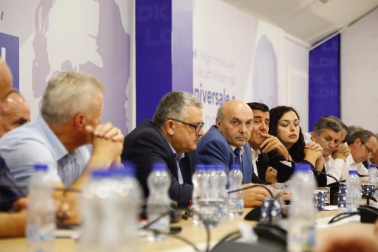 Ekskluzive: Tensione dhe përplasje ndërmjet Vjosa Osmanit e Agim Veliut, në mbledhjen e Kryesisë së LDK-së