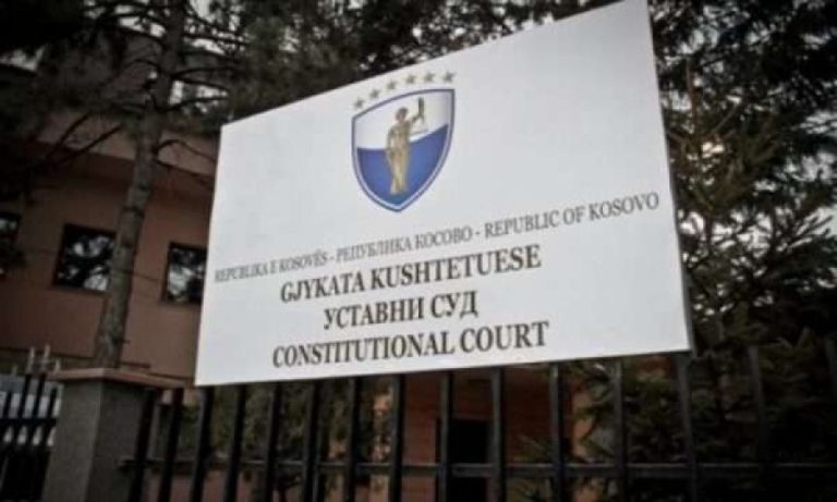 Shtatë gjyqtarë të Kushtetueses në anën e Thaçit
