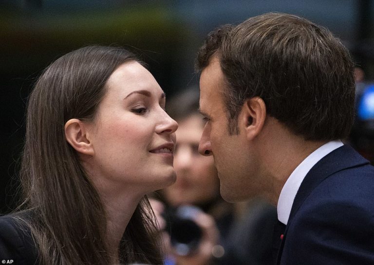 Puthje dhe…: Fotot e Emannuel Macron me kryeministren e re finlandeze po e thejnë rrjetin (foto)