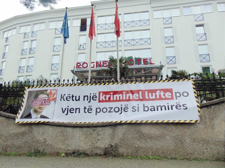 Edhe pse “kafuan” me Gjuriqin, VV e quan Vuçiqin “kriminel lufte që pozon në Tiranë si bamirës”