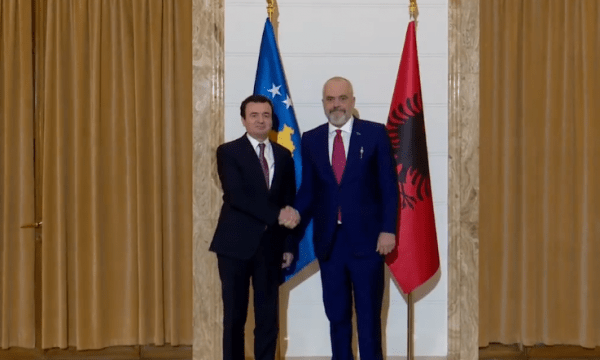 Kurti për herë të parë si kryeministër në Tiranë, pritet me nderime shtetërore