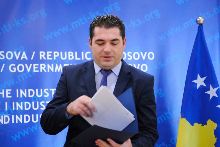 Ish-ministri: Kurti le të merret edhe me mbi 200 zyrtarë serb që marrin paga pa shkuar asnjë ditë në punë
