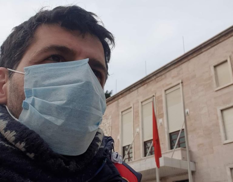 Farmacitë në Shqipëri abuzojnë me maskat, ua dhjetëfishojnë çmimin